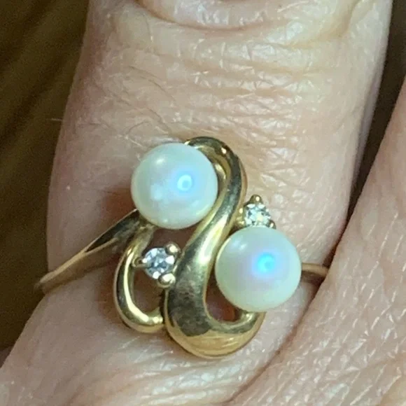 10kt Gold Pearl and Diamond 💎 Accent Ring. Stunning ring! - Picture 4 of 7
